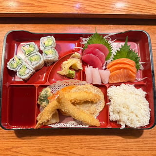 Sashimi Dinner Special (9 Pieces)