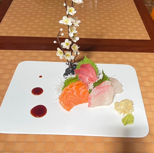 Sashimi Lunch (12 Pieces).